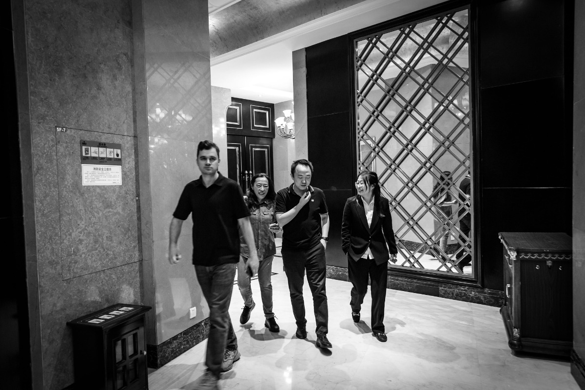 Ju Wenjun with her team