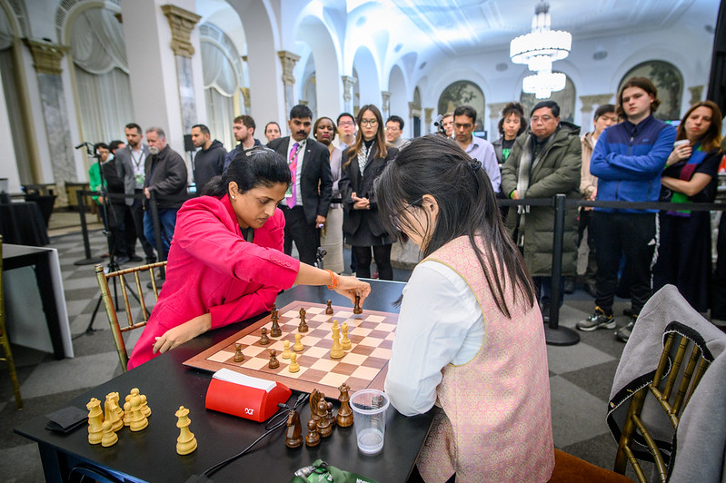 Visitors watching Ju Wenjun's game